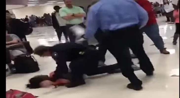 Un policía noquea a una estudiante afroamericana de EE.UU. (VIDEO)