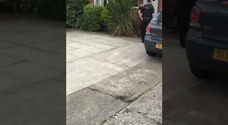 La Policía echa abajo puerta de su casa, pero él escapa por la ventana