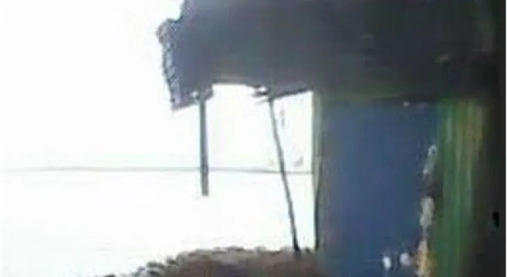 Fuertes oleajes derriban una casa y árboles en Montecristi