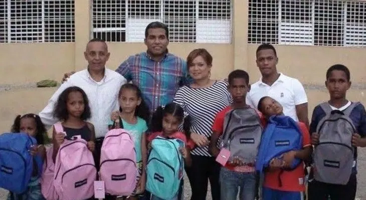 Entregan útiles escolares a 250 niños de los Frailes Segundo