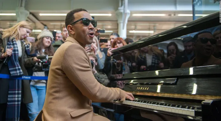 John Legend sorprende con este concierto callejero en Londres