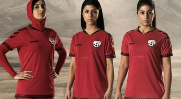Federación de Fútbol de Afganistán presenta su nueva camisa con hijab
