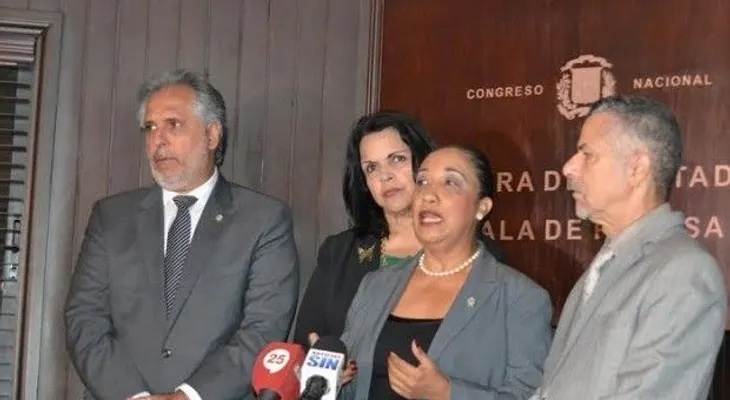 Cinco diputados de partidos de la oposición solicitan interpelar a Roberto Rosario