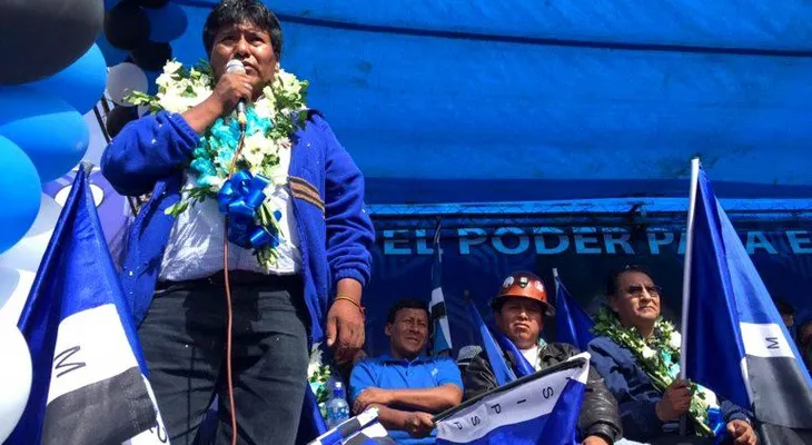 Gobernador boliviano regaló 40 despertadores a los funcionarios impuntuales