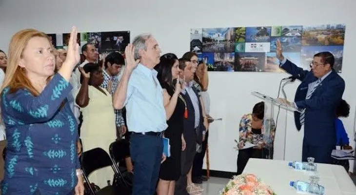 Interior y Policía juramenta a 59 extranjeros como dominicanos