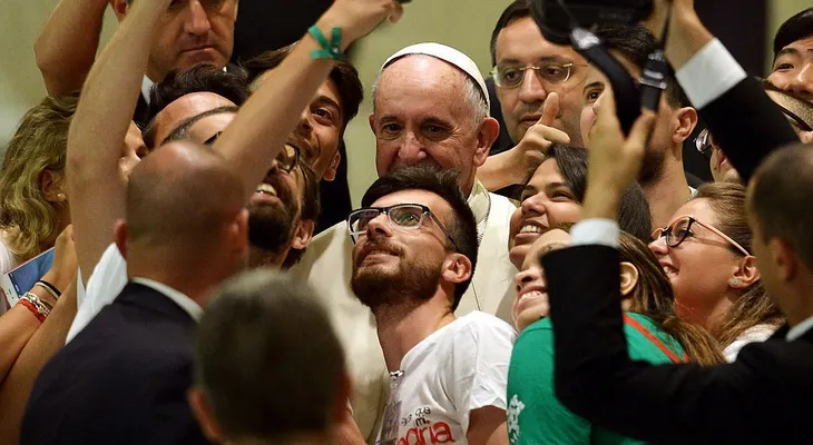 "La felicidad no es una 'app' que se pueda descargar", les dice el papa Francisco a los jóvenes