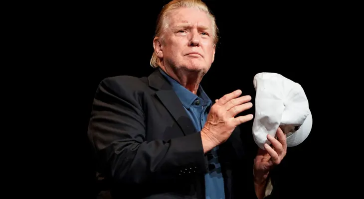 Trump y su peinado que genera controversia en las redes