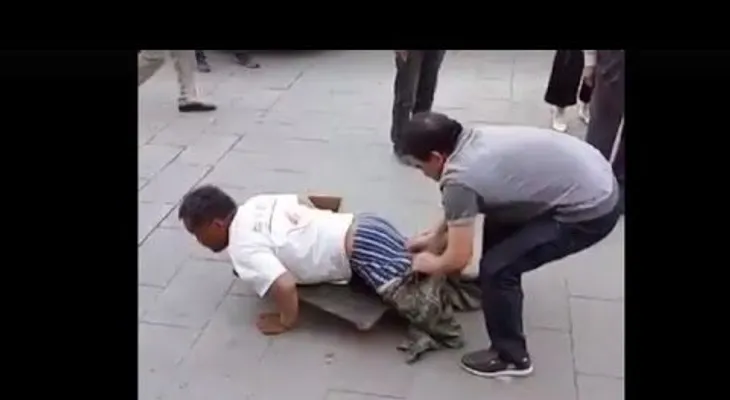 Descubierto: Pedía limosnas a pesar de lo que ocultaba bajos sus pantalones
