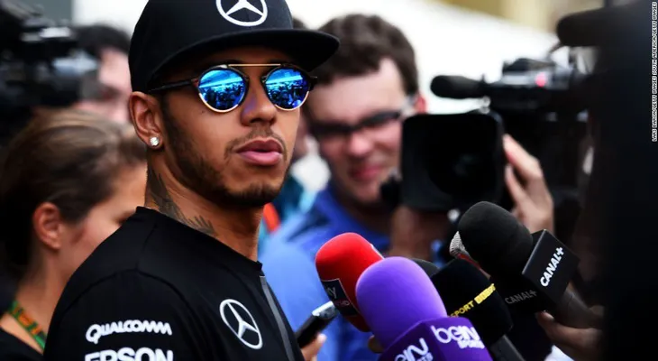 El campeón de la F1, Lewis Hamilton, chocó su auto por estar agotado
