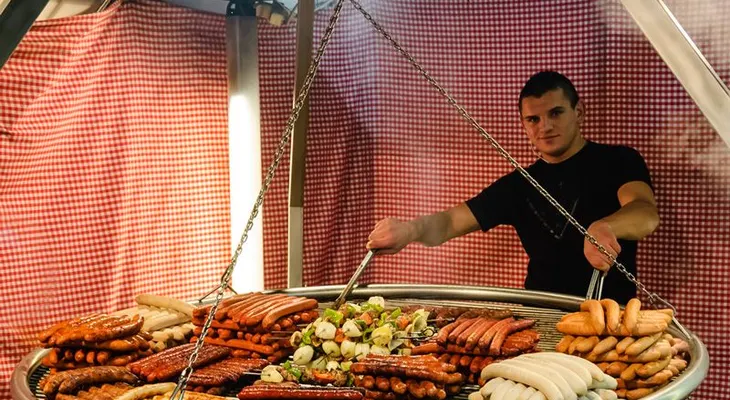 La OMS declara cancerígena carne procesada y estudio halla ADN humano en salchichas 