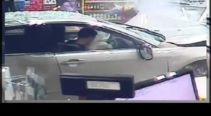 Se salva de una muerte tras estrellarse un coche contra una estación de servicio (VIDEO)