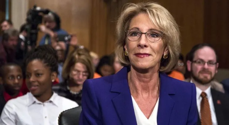 Dos senadoras republicanas se rebelan contra nominada de Educación de Trump
