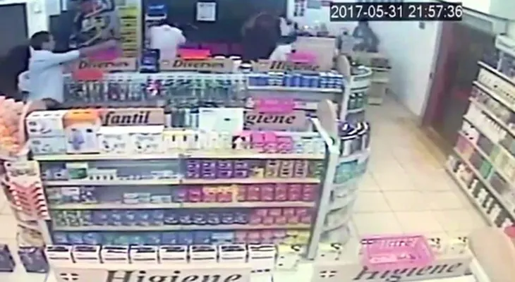 Un criminal entró a robar en una farmacia; para su desgracia todos los clientes eran policías y lo mataron