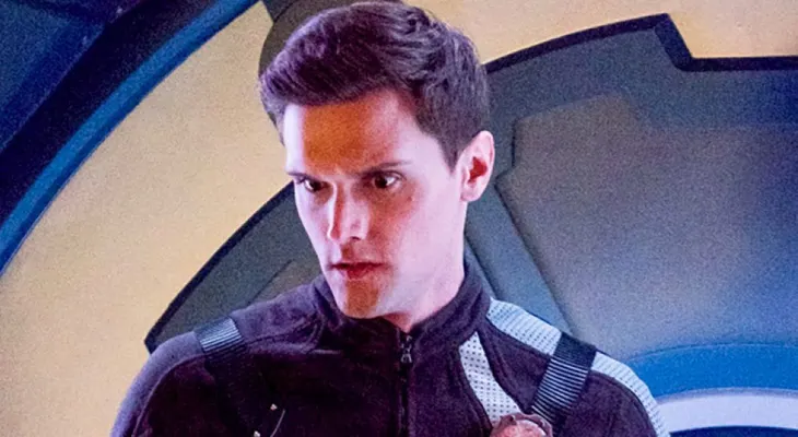 Despiden actor Hartley Sawyer, de la serie "The Flash", por mensajes misóginos y racistas