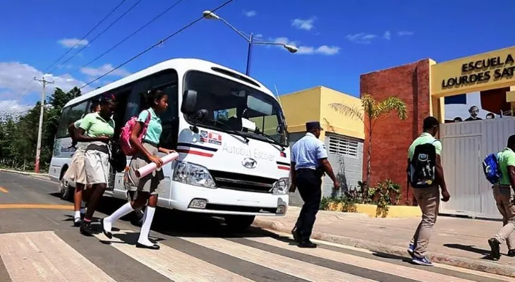 Gobierno entrega 32 autobuses escolares en distintas provincias del país