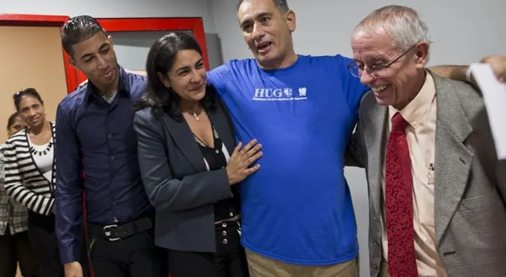 Llega a su país doctor cubano recuperado de ébola