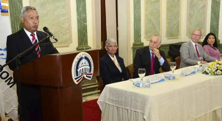 Ministro de Economía plantea modificar estrategias políticas en sistemas de población y desarrollo 