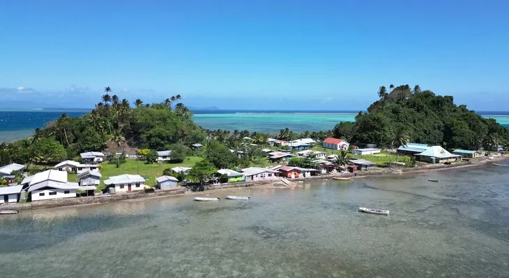 Los habitantes de la isla fiyiana de Serua resisten el avance del mar y rechazan abandonar su territorio ancestral