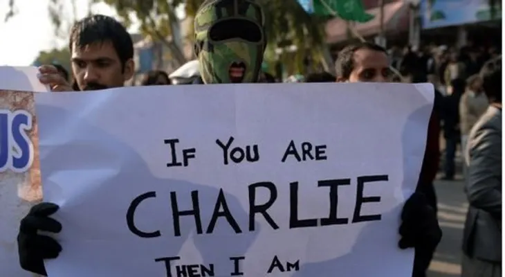 Musulmanes continúan a protestas contra Charlie Hebdo