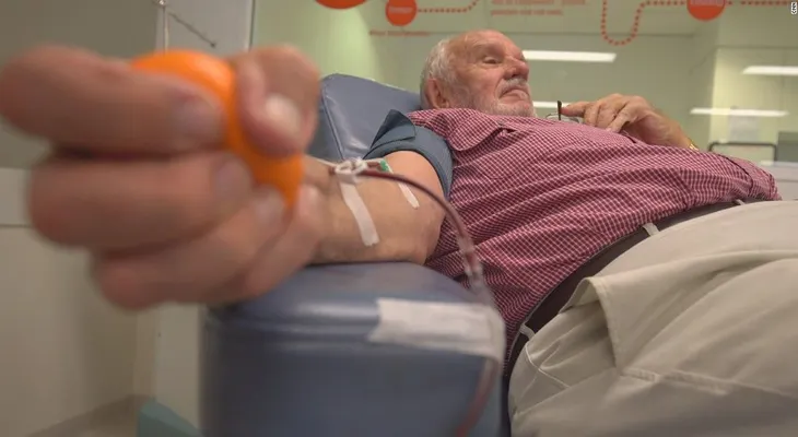 "El hombre del brazo de oro" donó sangre todas las semanas 60 años y salvó la vida de 2,4 millones de bebés