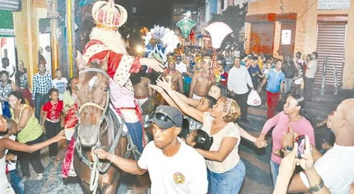 Los Reyes Magos desfilan por la Zona Colonial