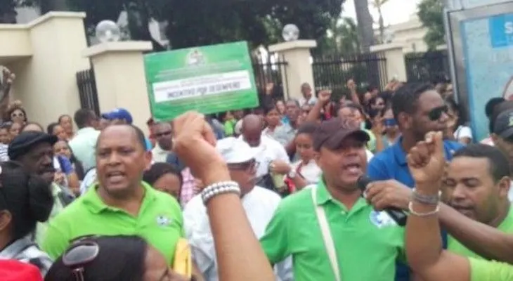 Maestros piden aumento salarial a ritmo de aguinaldo