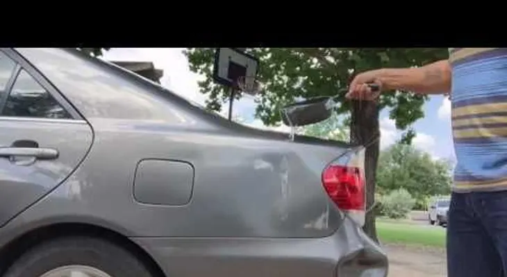 Todo lo que necesita para arreglar abolladuras de tu auto:  Agua hirviendo y un desatascador 