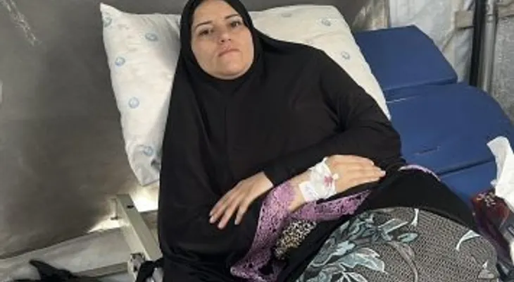 Maestra palestina herida por bala mientras impartía clases en tienda de campaña pide salir de Gaza