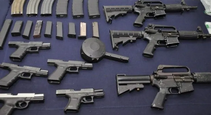 DNCD apresa 3 extranjeros y decomisa armas, vehículos y dólares 