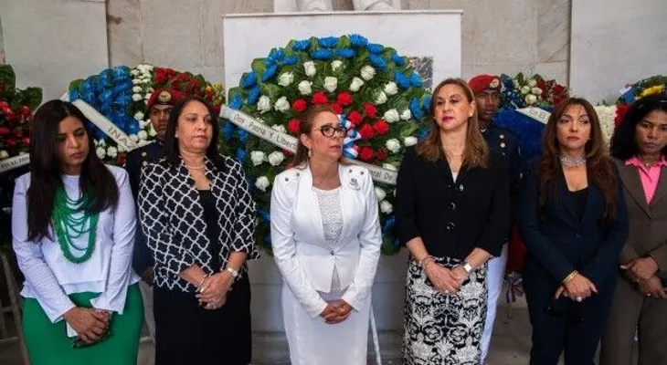 Dirección de Pasaportes deposita ofrenda floral en Altar de la Patria