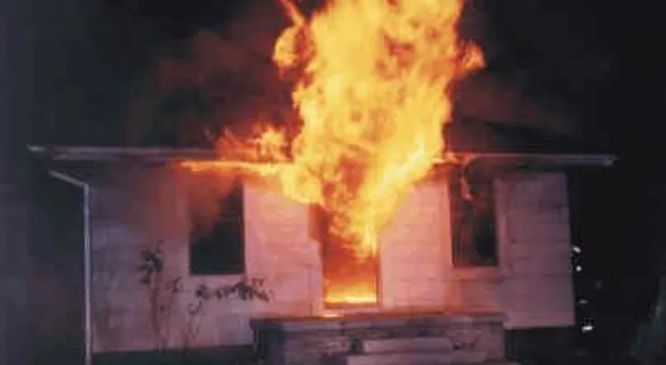 Hombre agrede a su pareja y prende fuego a su casa tras ser denunciado 