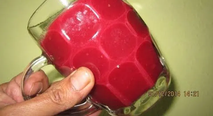 Un jugo de manzana, remolacha y zahoria para eliminar miomas o quistes ovaricos