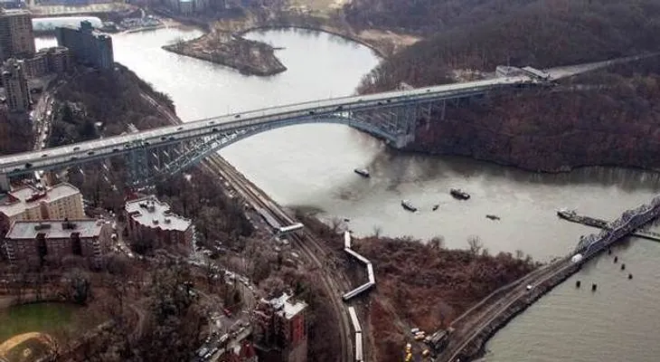 Confirman 4 muertos y 63 heridos al descarrilarse tren en NY