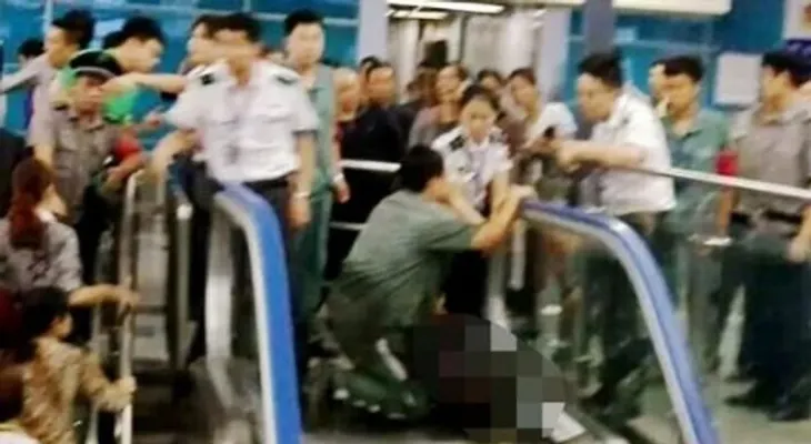 China: Niño de cuatro años muere atrapado en escalera eléctrica