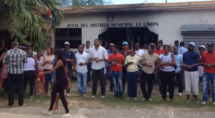 Alcalde saliente de El Limón de Samaná se encadena alegando fraude
