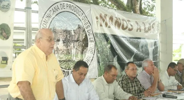 Banco Agrícola garantiza recursos a productores y procesadores de leche