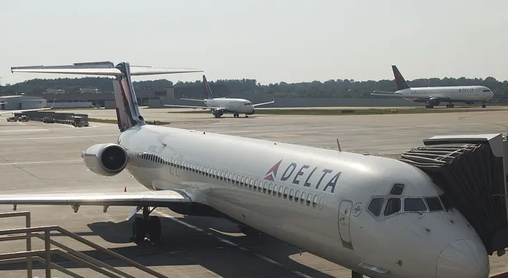 Arrestan a un empleado de Delta Air Lines con más de 282.000 dólares en su maleta