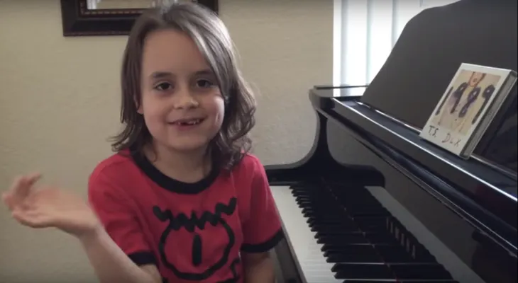 El niño autista de 7 años que conquistó el corazón de Taylor Swift tocando el piano
