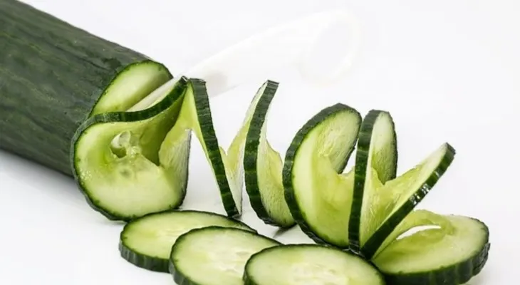 Tónico de pepino para refrescar tu piel y lucir más joven