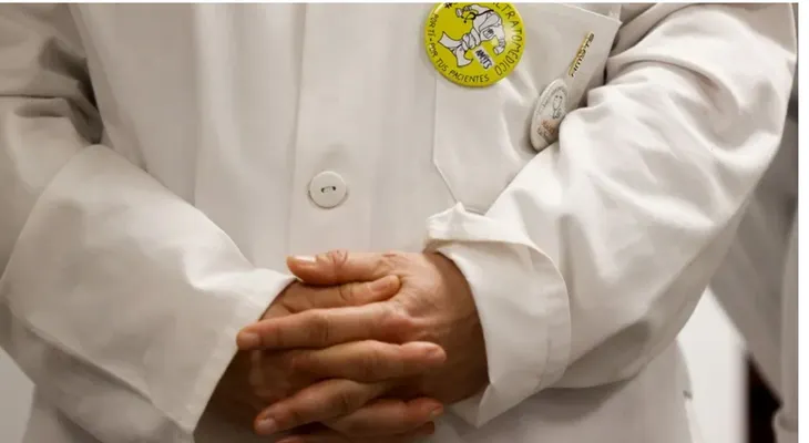 Más de 1,900 médicos pidieron ayuda por salud mental y adicción