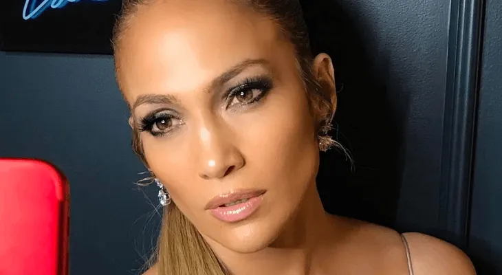 Jennifer Lopez quiso presumir sus abdominales, pero abusó del Photoshop