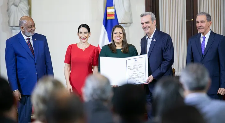 Presidente Abinader y Ministro Fulcar entregan Medalla a la Excelencia Magisterial 2022