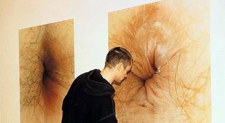 Insólito: Hacen exposición de arte sobre el  "ojo de culo"