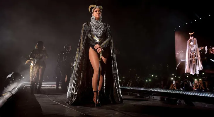 Beyoncé reza y Lupita teje: los rituales de buena suerte de los famosos