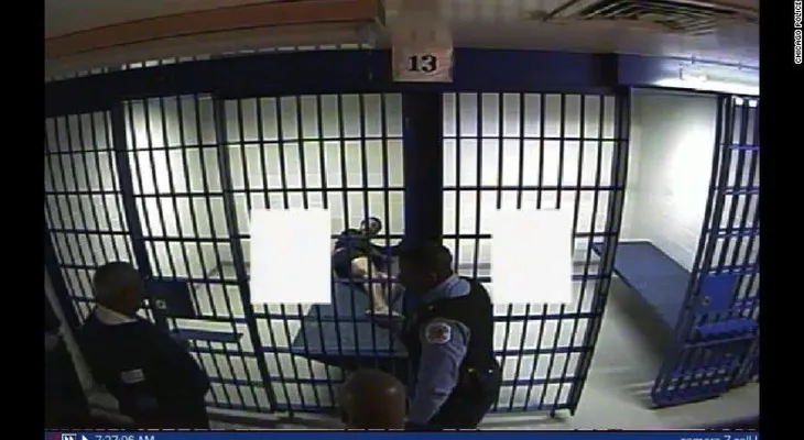 Policía utiliza una Taser contra un hombre en su celda (VIDEO)