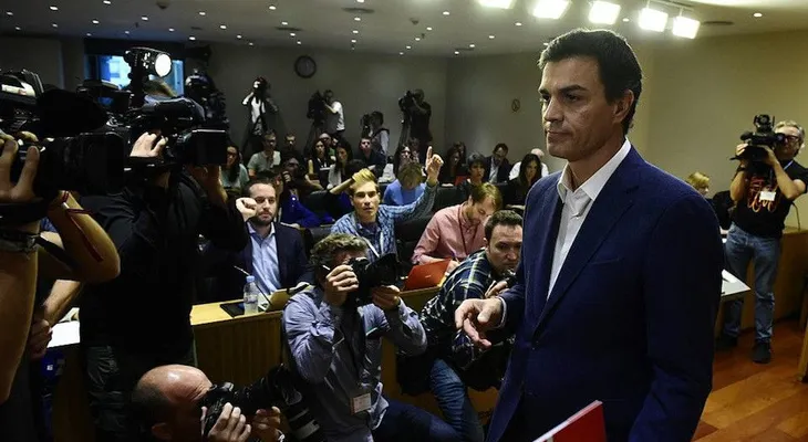 El exdirigente socialista español Pedro Sánchez entrega su acta como diputado