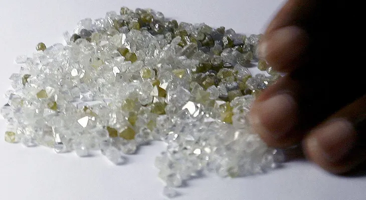 Zimbabue intenta salvar su economía cerrando todas las minas de diamantes