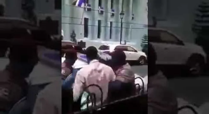 Policías municipales sacan a la fuerza a un predicador en un parque (VIDEO)