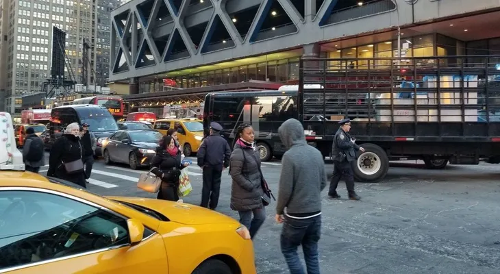 La policía detiene sospechoso por atentado en NY; varios heridos y desalojan tres líneas del metro