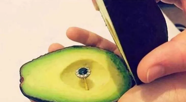 La moda de pedirle matrimonio con un aguacate